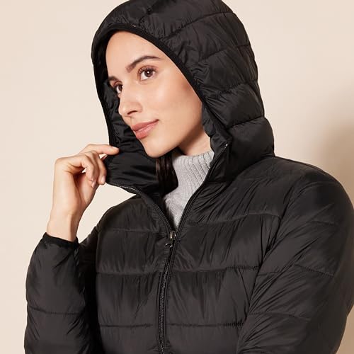 Amazon Essentials Abrigo acolchado ligero y resistente al agua con capucha (disponible en tallas grandes) Mujer, Negro, M
